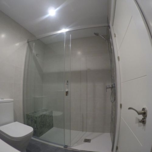 Baños a medida para viviendas modernas