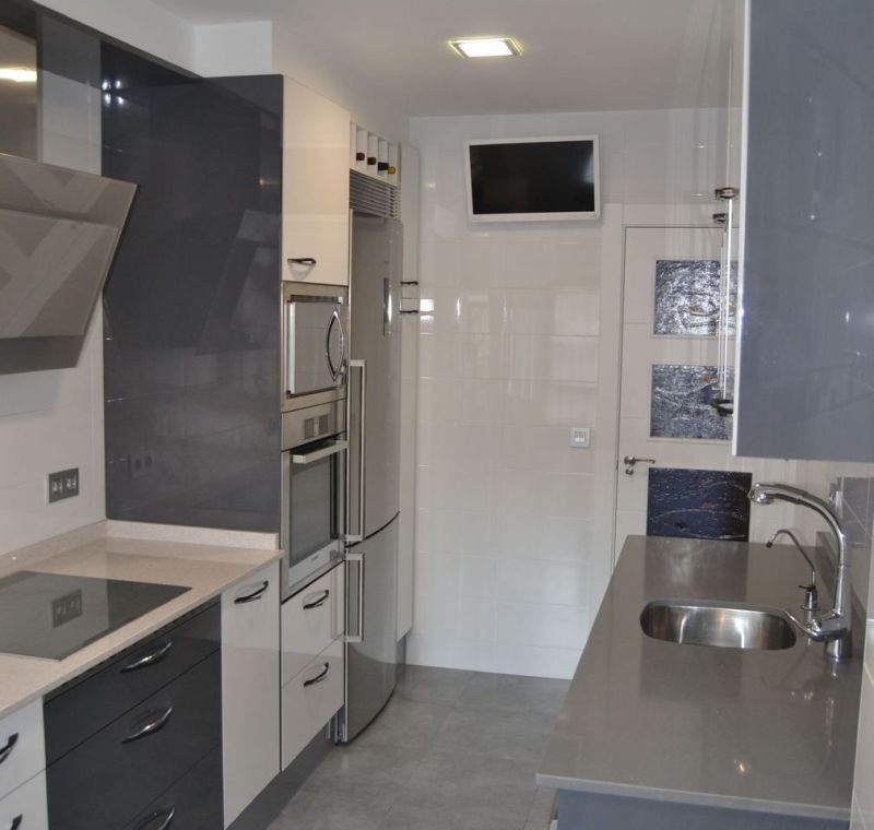 cocina amueblada a ambos lados