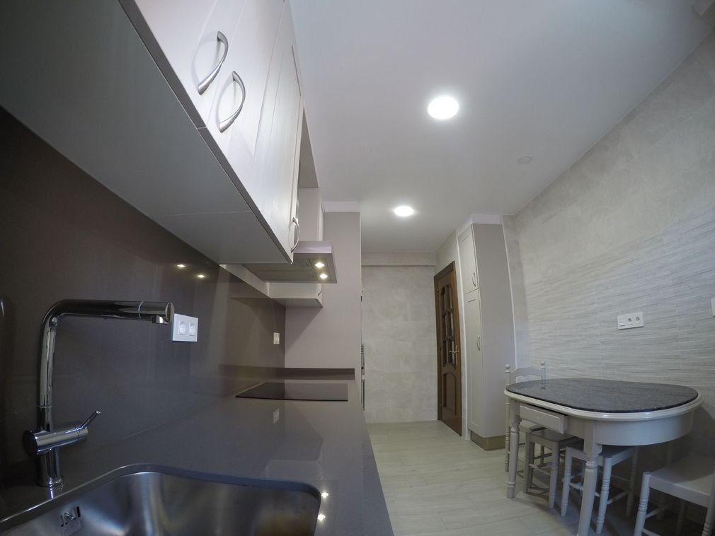 cocina con armario auxiliar con puertas de cuadro