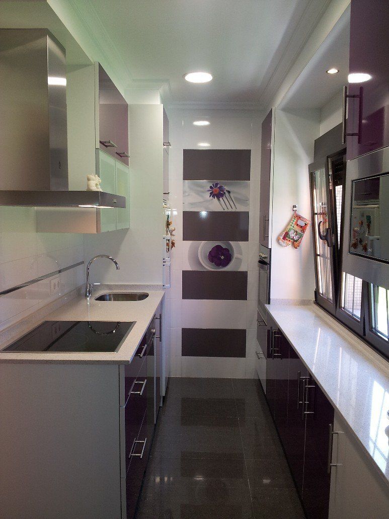 DISEÑO DE COCINA EN MORADO CON AZULEJOS DECORATIVOS