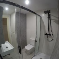 Baños renovados con soluciones adaptadas al espacio