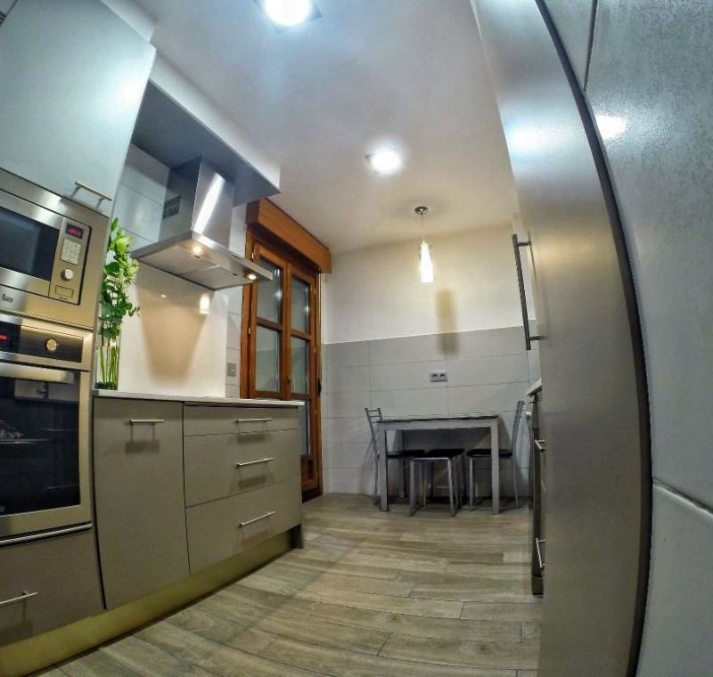 Cocina en Gris y Acero azulejada a media altura y Electrodomesticos a juego