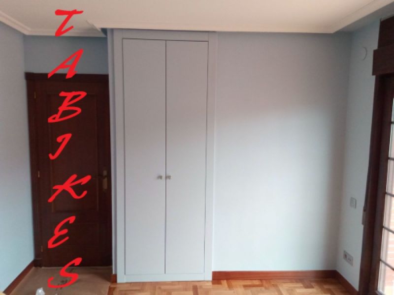 Armarios integrados en salón reformado