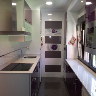 DISEÑO DE COCINA EN MORADO CON AZULEJOS DECORATIVOS