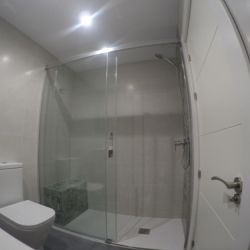 Baños a medida para viviendas modernas