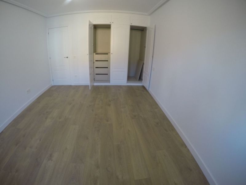 Mobiliario empotrado para aprovechar la pared