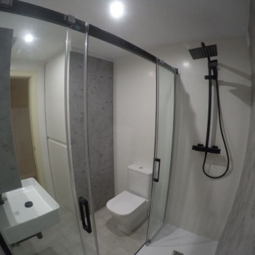 Baños renovados con soluciones adaptadas al espacio